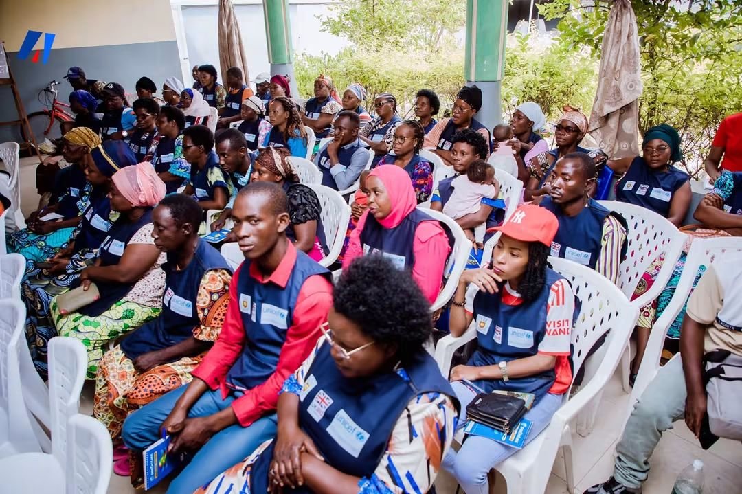 msp_burundi's tweet photo. Du 26 au 28 août, le @msp_burundi , en collaboration avec @gdcb22 , avec l’appui de l’@Unicef_Burundi, organise ce 26 Août 2026 un atelier de formation des Agents de Santé Communautaire (#ASC) sur la prévention, la détection précoce et la gestion communautaire des épidémies de #choléra et de #Mpox, avec une intégration des mesures de préparation à la Maladie à Virus Ebola (#MVE).
Les travaux de l’atelier ont été officiellement ouverts par le délégué du Ministre de la #Santé Publique, @JohanesMarius , Responsable de l’Action #Santé Communautaire et Environnementale.

Dans son allocution, il a souligné l’importance du rôle des ASC dans la prévention, la détection précoce et la notification des cas suspects, ainsi que dans la sensibilisation des communautés. 

Le choix de #Gatumba, zone stratégique située à proximité de la frontière entre le Burundi et la République démocratique du Congo (RDC), revêt une importance particulière dans le contexte sanitaire actuel. La proximité avec une zone confrontée à la maladie à virus Ebola souligne la nécessité de renforcer la préparation et les capacités des acteurs communautaires afin de favoriser la détection précoce, l’alerte rapide, la sensibilisation et une réponse efficace face aux menaces épidémiques.

Durant ces trois jours, les ASC renforceront leurs connaissances et leurs compétences afin de jouer pleinement leur rôle de premiers acteurs de la prévention et de la surveillance sanitaire au sein des communautés.

Prévenir. Détecter. Alerter. Agir.