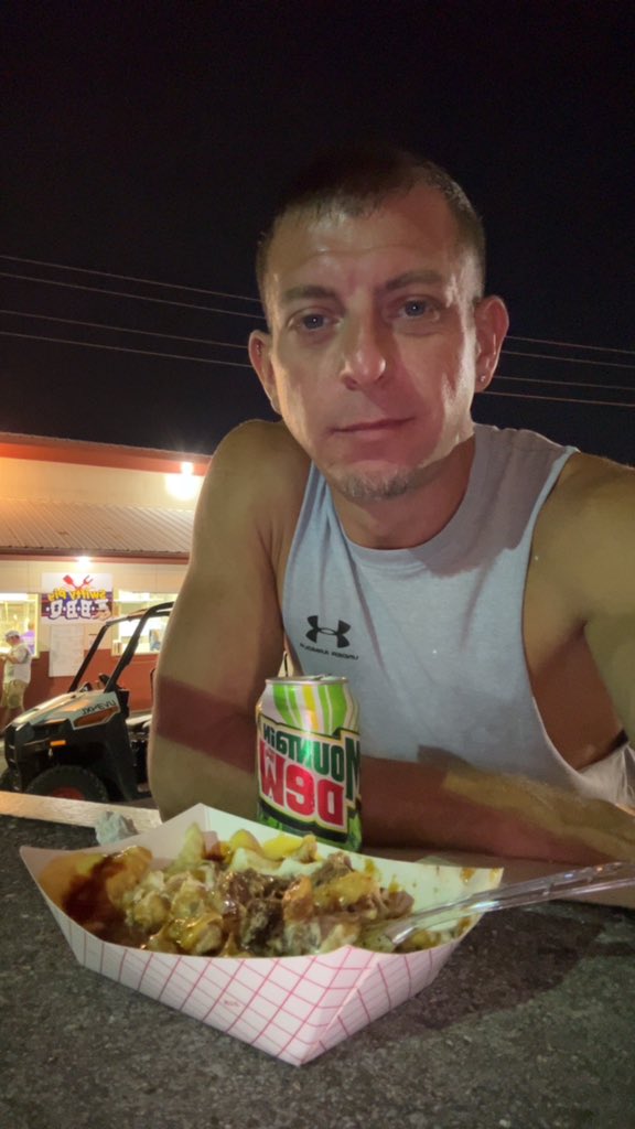 DustinCollier01's tweet photo. I need a #countryfair buddy for the Appalachian Fair
What’s green and smells like pork?
Kermit’s finger 😂🤢 https://t.co/S9YjckJMgn