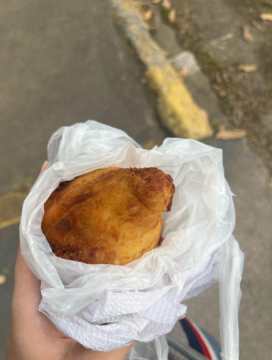pjmsdipty's tweet photo. 6. em frente ao departamento de fono 

★ ★ ★ ★ ★

DISPUTANDO O PRIMEIRO LUGAR!

seis reais, frita na hora, temperada, crocante, duas enchem tal qual uma janta. repare na proporção perfeita de massa e frango https://t.co/8Uj4S5rgRx