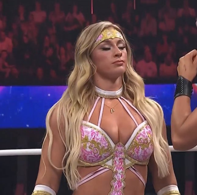 poisonouspixies's tweet photo. megan bayne in pink &amp; gold >>> https://t.co/e2mObWjNnq