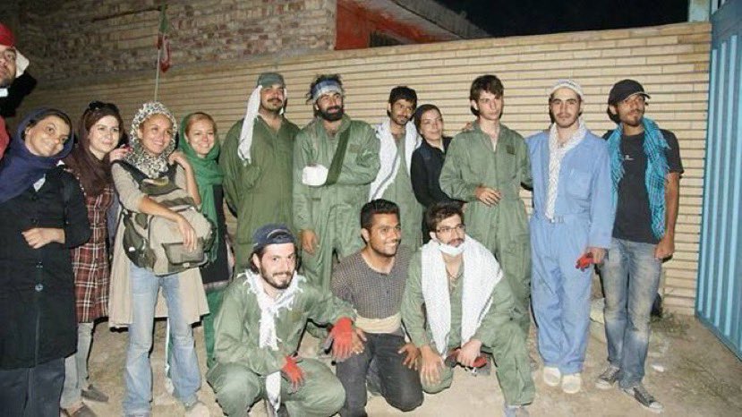 freeman010's tweet photo. من اصلا کاری به راست و نادرست بودن علی کریمی ندارم. به نظر من آشی است که نباید هم زد ولی وقتی این نوچه بیژن کیان که خود در پادگان بسیج با ممد پوری و حسین رونقی عکس یادگاری دارد فتوای آنفالو میدهد مغز من تیر می‌کشد گویی و میفهمم کاسه‌ای زیر نیم کاسه است
#ننگ_بر_سه_فاسد https://t.co/RshHlI11Bi