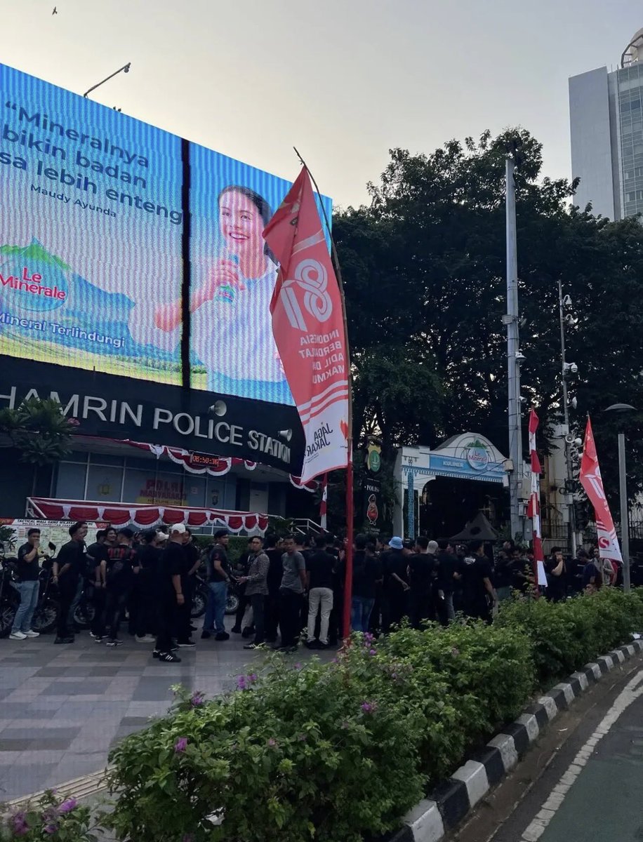 recehtapisayng's tweet photo. AKSI 27 AGUSTUS 2026

PERHATIAN !!!
Kawan Kawan Harap WASPADA
Ada Yang Sedang Briefing
Tapi TIDAK MEMAKAI SERAGAM

Kawan kawan yang turun aksi hari ini tetap
tenang,jangan terprovokasi, saling jaga, rekam segala aksi yang mencurigakan dan selalu aman ya. https://t.co/VRbviZsLj8