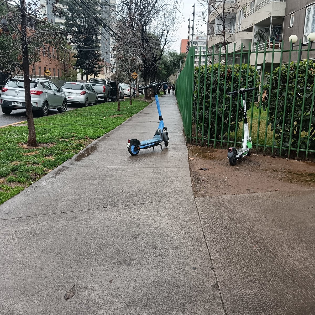 sirom07's tweet photo. Las que usan  scooter  se olvidan de que hay gente con sillas de ruedas o no videntes y los dejan en medio de la vereda 
@24HorasTVN https://t.co/OzyDVRMJf8