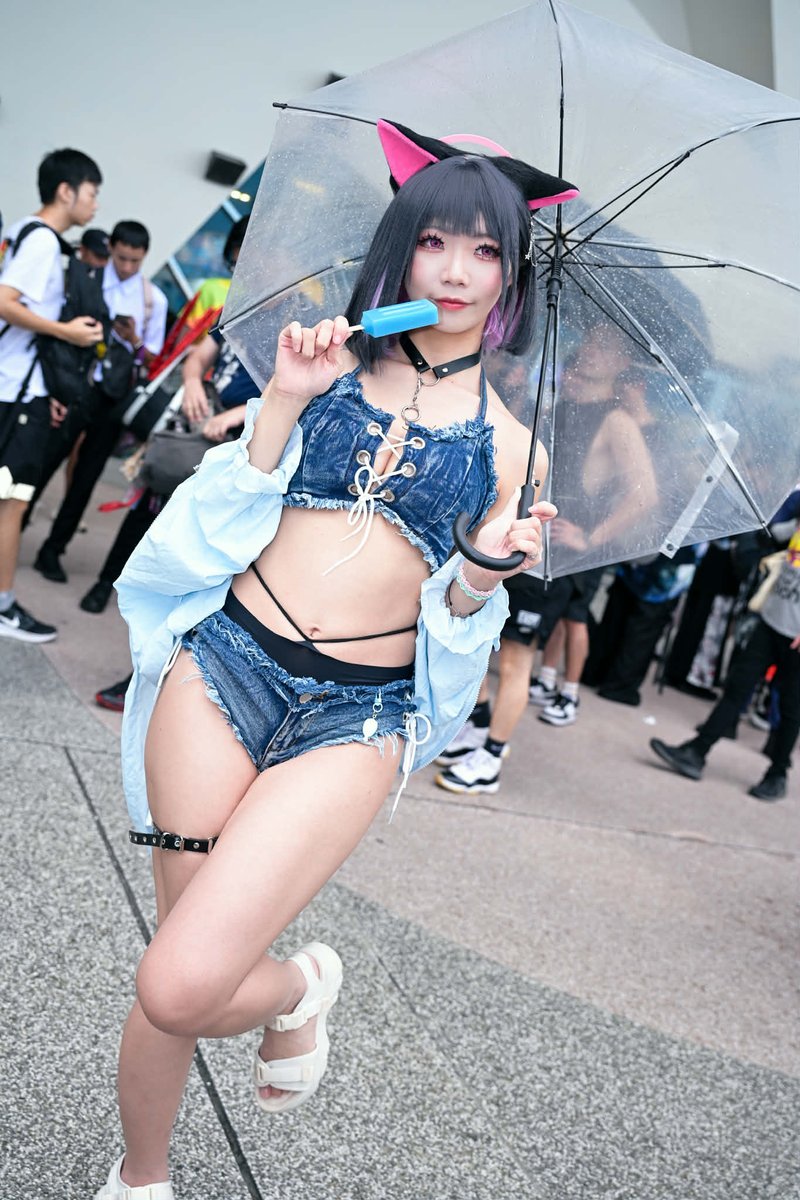 Sakana0322_'s tweet photo. 雨の日にアイスを食べる🐈‍⬛

#ブルアカ #bluearchive #杏山カズサ #FF47 https://t.co/dCy2MgYiG8