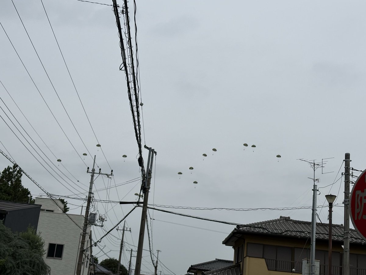 kakasisandayo's tweet photo. ハークが飛んでいると思ったら、第一空挺団降下訓練中〜🪂 https://t.co/FMgCKTukuB
