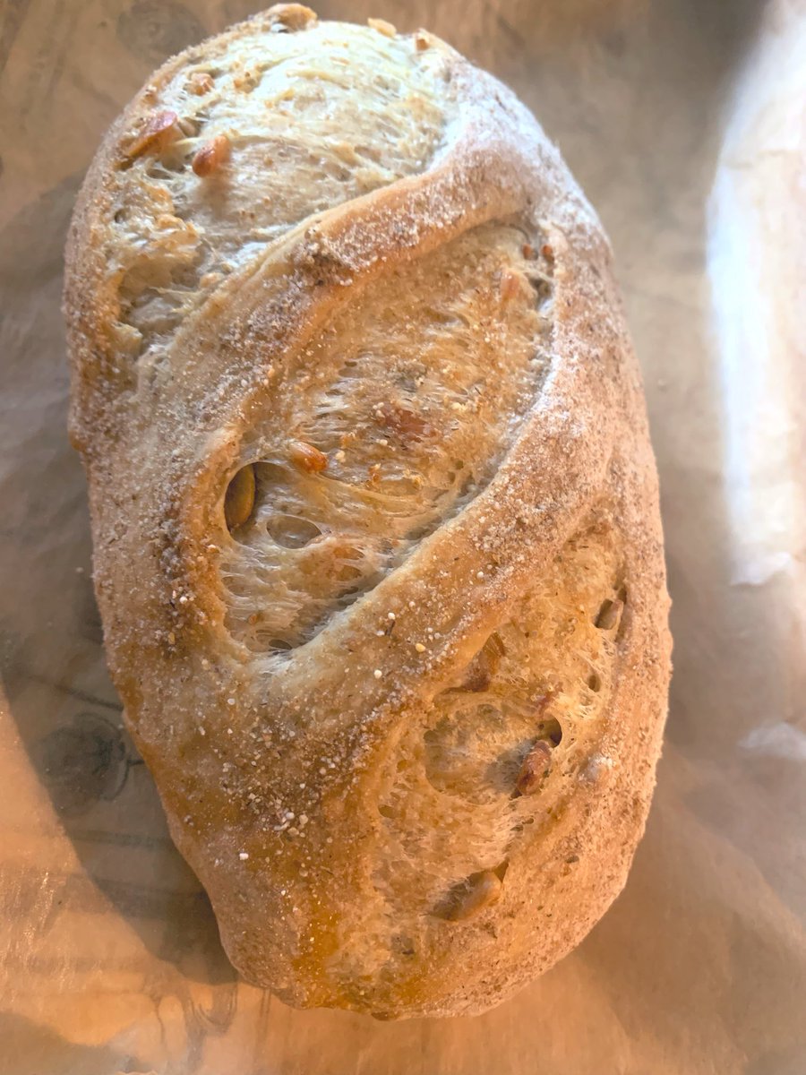 RainbowBreadDay's tweet photo. 焼きたてパン並んでます✨

🌻かぼちゃとひまわりの種のシードパン 🍞食パン 🍞ミニ食パン 🥐クロワッサン 🍊オレンジピールのパン 🍡白玉あんぱん 🍈メロンパン

採れたての地元の野菜もあります✨

本日もお待ちしております☺️

#飯能 #名栗 #ベーカリー #パン屋 #天然酵母パン https://t.co/kp2T696hMd