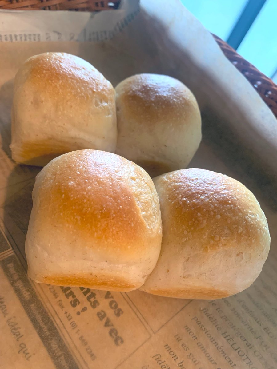 RainbowBreadDay's tweet photo. 焼きたてパン並んでます✨

🌻かぼちゃとひまわりの種のシードパン 🍞食パン 🍞ミニ食パン 🥐クロワッサン 🍊オレンジピールのパン 🍡白玉あんぱん 🍈メロンパン

採れたての地元の野菜もあります✨

本日もお待ちしております☺️

#飯能 #名栗 #ベーカリー #パン屋 #天然酵母パン https://t.co/kp2T696hMd