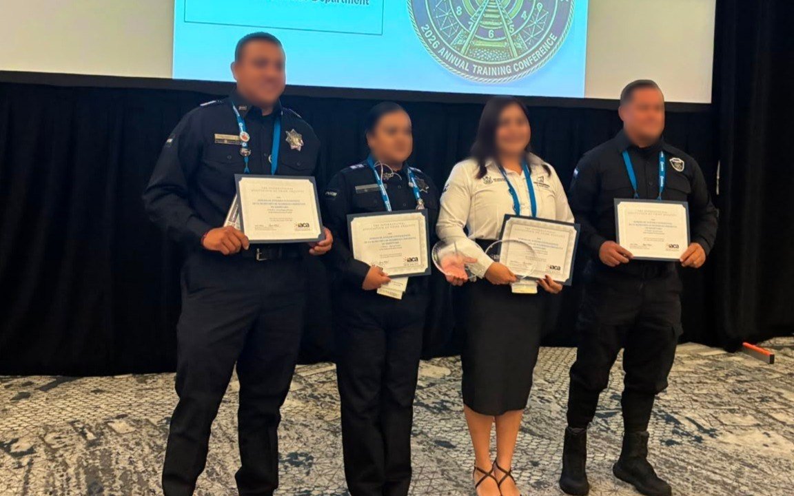 IovanPH's tweet photo. Por tercer año consecutivo, la @SSCQro a través de la @POESQro es reconocida internacionalmente por la calidad y capacidad de su trabajo en análisis e inteligencia policial.

En el Analytical Products Contest 2026 de la Asociación Internacional de Analistas Criminales (#IACA), obtuvimos cuatro reconocimientos: dos primeros lugares y dos segundos lugares por productos relacionados con el robo de vehículos, la localización de objetivos, el robo de hidrocarburos y el análisis de accidentes de tránsito.

Este resultado coloca a la #POES como la única corporación de #México y #Latinoamérica galardonada en esta edición y como la institución con el mayor número de reconocimientos obtenidos en el certamen.

Seguimos fortaleciendo las capacidades de nuestro personal y aprovechando la inteligencia, el análisis y la tecnología para tomar mejores decisiones y generar resultados en beneficio de la seguridad de las familias en #Querétaro.