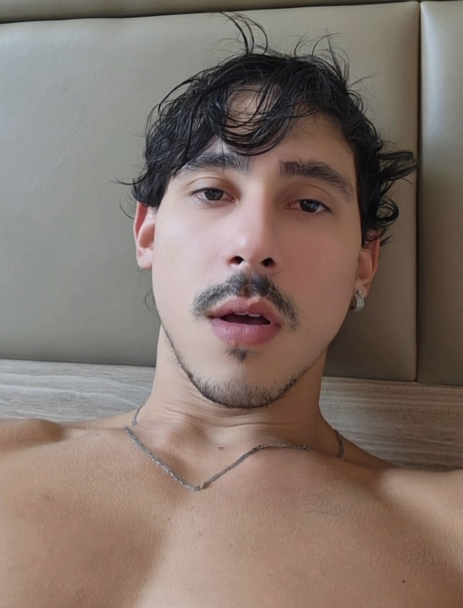 whatnowjose's tweet photo. imagina eu te olhando assim no quarto do hotel antes de te dar um b******

#gay af. https://t.co/hpJpttIWPb