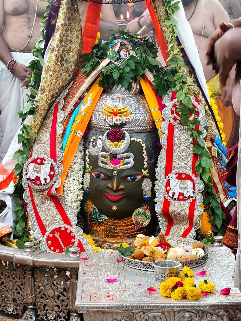 mbaba298's tweet photo. भूतभावन महाराजा अवंतिकानाथ भस्मरमैय्या दक्षिणमुखी बाबा महाकालेश्वर ज्योतिर्लिंग जी का आज का प्रातः श्रृंगार दर्शन। #ShriMahaKaleshwarJi https://t.co/gVbZfZ3AGb