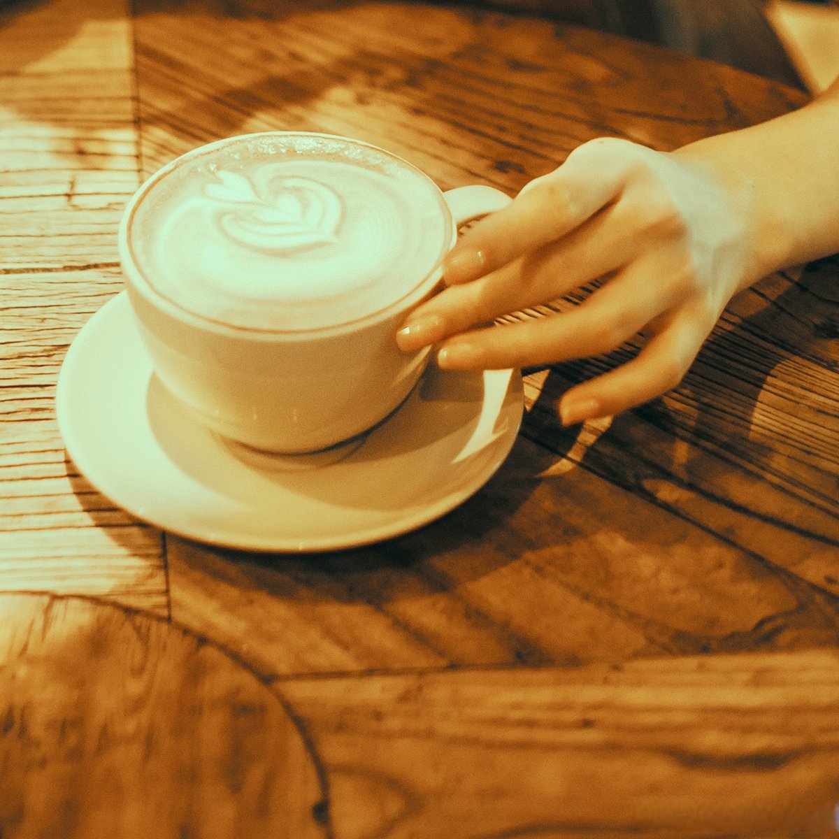 RasitDemirtas's tweet photo. Just tried the new floating workspace café downtown — sipped oat latte while typing on a leak-proof floating desk, no spills, no crumbs, total game-changer for remote workers. #NewWorkExperience， https://t.co/SBuBpDLESI