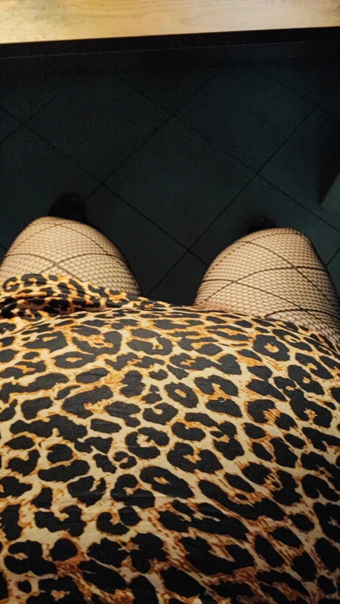 Jessy_nolaw's tweet photo. Homeoffice day. Bei wem dürfte ich so als Sekretärin arbeiten?
#secretary #leo #sissy #crossdresser #office #sekretärin #hotlegs #fishnet #tranny #slave https://t.co/ymmMOGE0wA