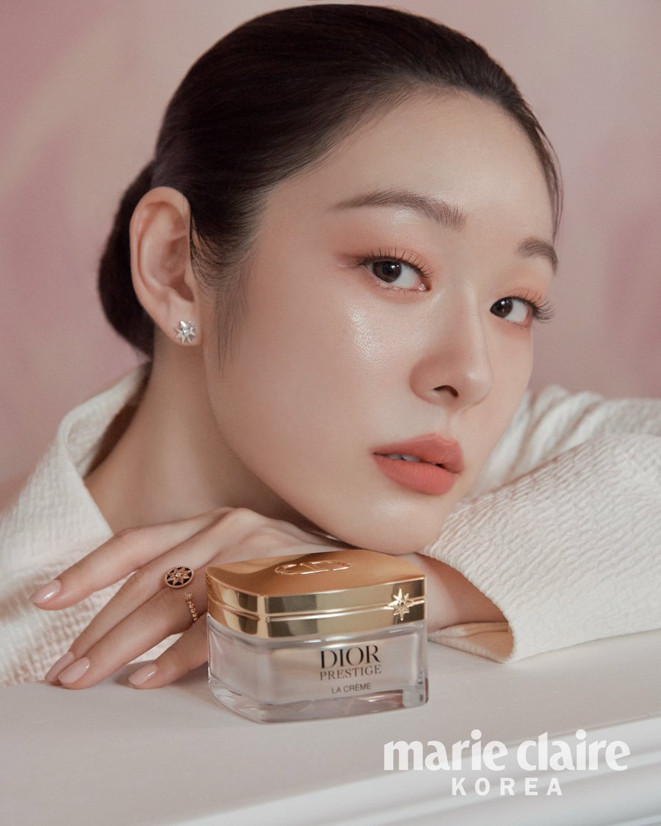 _wooyun's tweet photo. 마리끌레르 9월호 #김연아 🩷🌷 https://t.co/Cm8SNc4e9E
