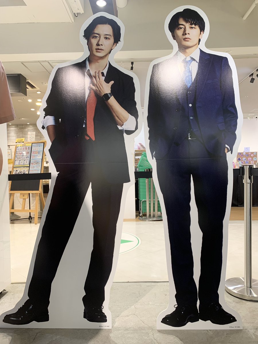 Theater8_ym's tweet photo. 今後来る人のためにあんまりupできないんだけどほんと最後の画像絶対見て…

フロア内は全ての展示がup🆗だそうです。
めっちゃ混んでるし階段側に長い列できてる。あ、ボールペンここにも売ってた

#キスあと https://t.co/heZ3kYZmCT