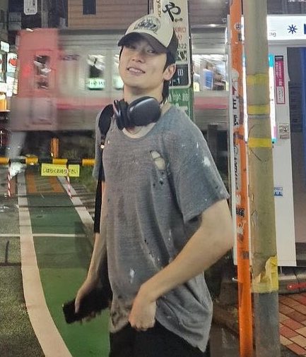 kimdefqs's tweet photo. แจฮยอนก็ชอบเหมือนกันนะเสื้อมีรูเนี่ย แต่ดันไม่ได้ชอบแค่เสื้อ ชอบเตนล์ฮยองด้วย 😽 https://t.co/BWQZecX0V6