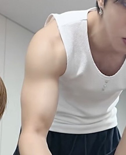 aitemaitem's tweet photo. semi-sleeper build alpha who could probably tear a stuck door off its hinges without breaking a sweat &amp; his omega with pretty vanity muscles that look impressive but go slack the second his alpha gets his hands on him https://t.co/8kcdK9kPdm
