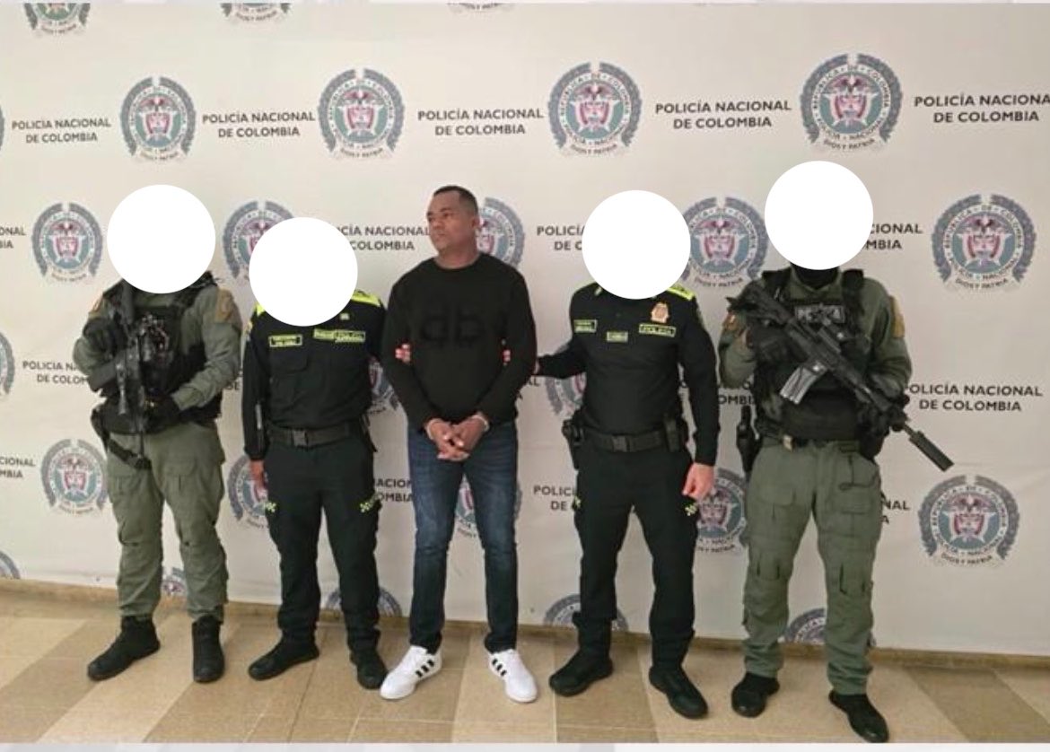 JohnReimberg's tweet photo. #ATENCIÓN 

CAPTURADO ALIAS “COLOMBIA”, CABECILLA DE LOS TIGUERONES, EN COLOMBIA. 

Eduardo Cecilio Vásquez Ortiz, alias “Colombia”, cabecilla de “Los Tiguerones” y con antecedentes por homicidio, fue capturado en operación conjunta entre la Policía Nacional de Ecuador, en coordinación con la Policía Nacional de Colombia y la Fiscalía General de la Nación de ese país; localizó y capturó en Armenia a este sujeto que es un Individuo de Interés Penal Relevante para Ecuador. 

Este tipo registra más de 20 años de trayectoria criminal, vinculada a homicidios, sicariato y narcotráfico. Se fugó de La Roca en 2013, fue recapturado en Brasil y posteriormente extraditado a Ecuador. En 2022 obtuvo la prelibertad pero incumplió las condiciones impuestas y huyó irregularmente hacia Colombia.

Desde ese país continuó coordinando actividades de narcotráfico y sicariato, manteniendo influencia sobre la estructura criminal en Ecuador y siendo además vinculado a un homicidio ocurrido en Medellín en 2022.

La investigación y cooperación internacional permitieron localizarlo y ejecutar su captura por orden judicial.

Cero impunidad.

Seguimos trabajando.