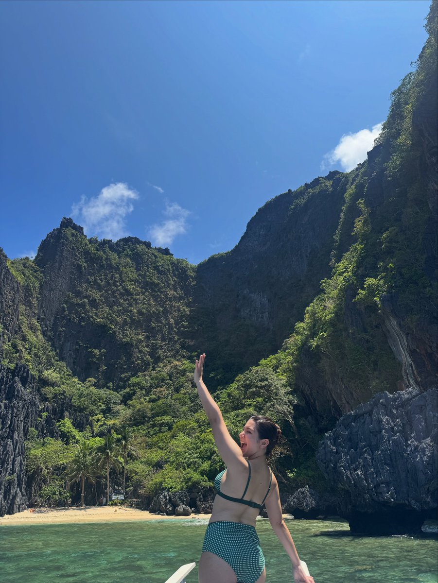 tansuuuw's tweet photo. Liburan di tengah tebing dan laut biru 🌊

Shaloom Syach Razade menikmati hari yang cerah di antara karang tinggi, air jernih, dan pohon kelapa.

Bikini hijau kotak-kotak, senyum lebar, dan semangat yang terasa dari setiap pose — dari atas perahu sampai berendam di air.

Momen seperti ini selalu terasa bebas dan penuh kebahagiaan.