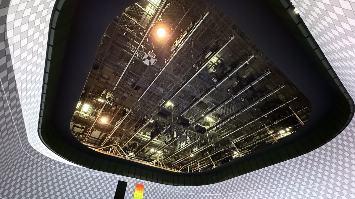 Hibino_Group's tweet photo. TBS系・日曜劇場「VIVANT」✨

AIハヤト部屋の360度の映像空間に、ヒビノの湾曲対応LEDディスプレイROE Visual「Topaz-C2.6」が採用されました✨

解析画面として別班員の顔写真や監視カメラ映像などを表示。湾曲した画面ならではの滑らかで迫力ある映像が、近未来的な空間を演出しています😊

#VIVANT #ヒビノ