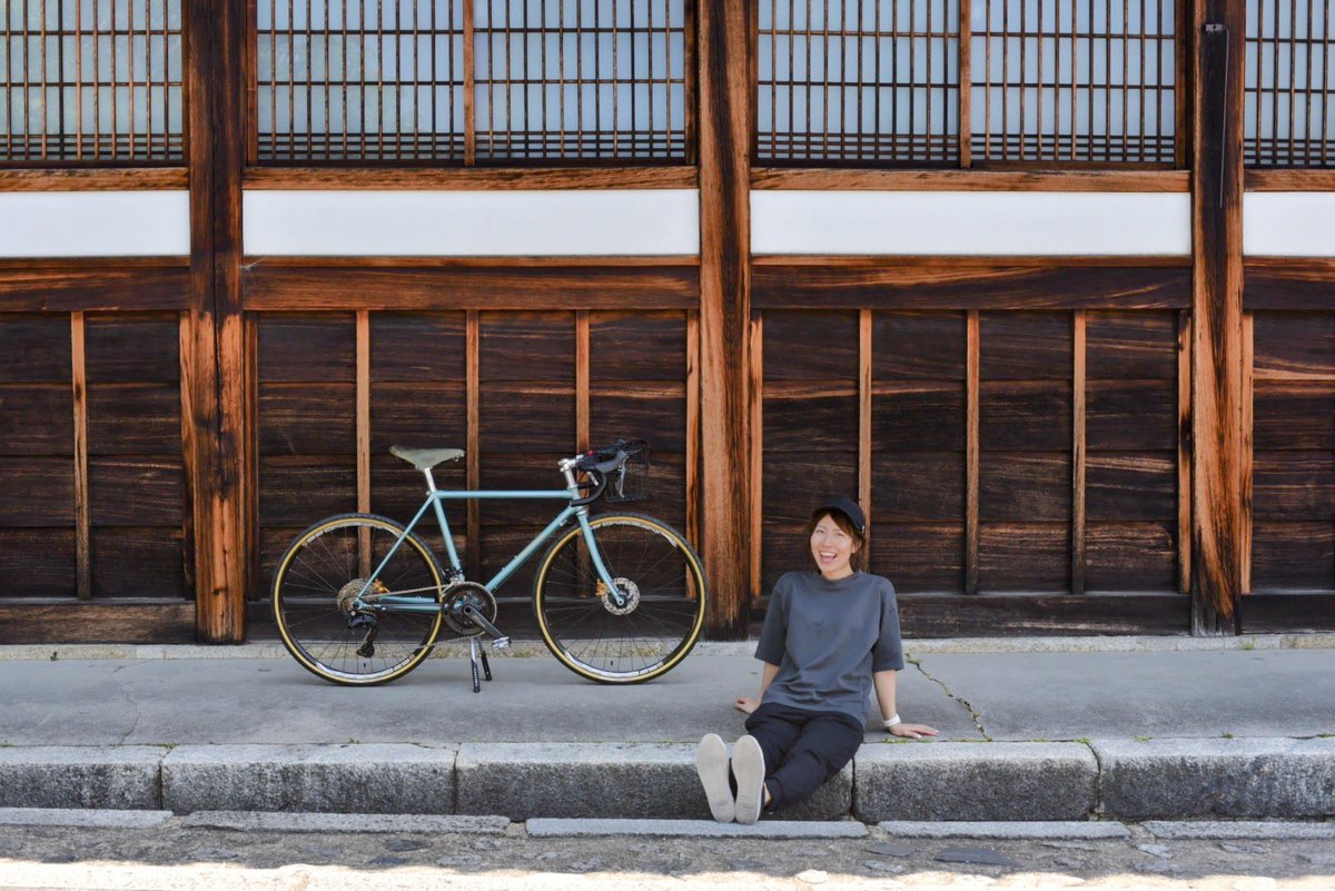 kyotonoano's tweet photo. 大学生の頃から大好きだった、京都のお香の老舗・松栄堂さん。

東京で働きながらひとり京都を訪れていた頃、オープン直後の薫習館へ。
「いつか、こういうところと一緒に仕事がしたい」
そう胸を焦がしたのが、2018年。

あれから随分時間��経って。
9/12、その薫習館でトークをします。

お相手は���京都の自転車工房〈VIGORE〉3代目・片岡聖登さんと、4代目見習い・片岡有紀さん。

片岡さんは同志社ビジネススクールで出会って以来、京都でそれぞれの道をつくろうと七転八倒してきた戦友。そして聖登さんは、私たちが「オトン」と呼ぶ人。

京都でものをつくり続けるとは。
時代とともに変えるもの、決して変えないもの。
ものづくりに宿る「美意識」とは。

戦友とオトン、親子お二人の言葉をじっくり聞いてみます。
(写真はくろ谷金戒光明寺さんで撮らせて頂いたもの)