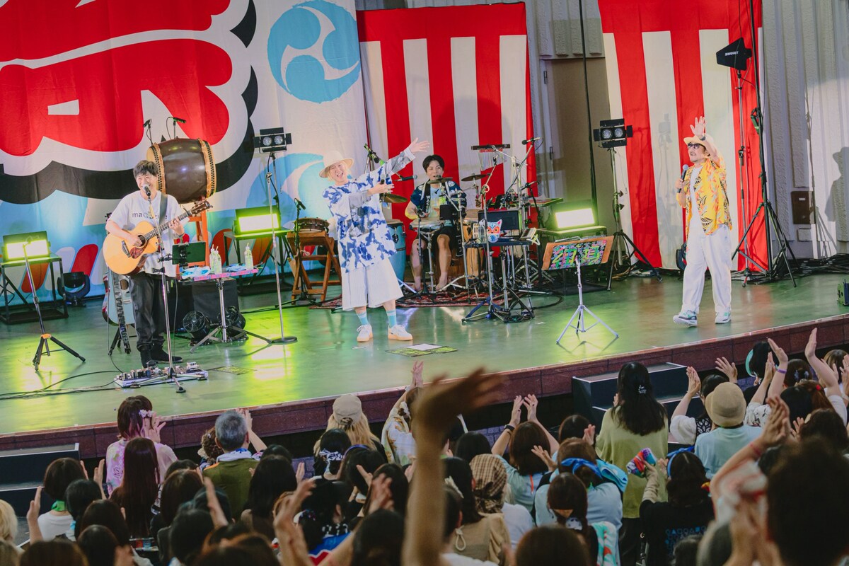 natalie_mu's tweet photo. 【ライブレポート】
吉田山田の夏恒例「吉田山田祭り」

Chageと「ふたりの愛ランド」大合唱
17周年ライブ開催の発表も

⬇️セットリスト・📸15枚
https://t.co/cXb74ybtOw

#吉田山田 https://t.co/LiexpicfSX