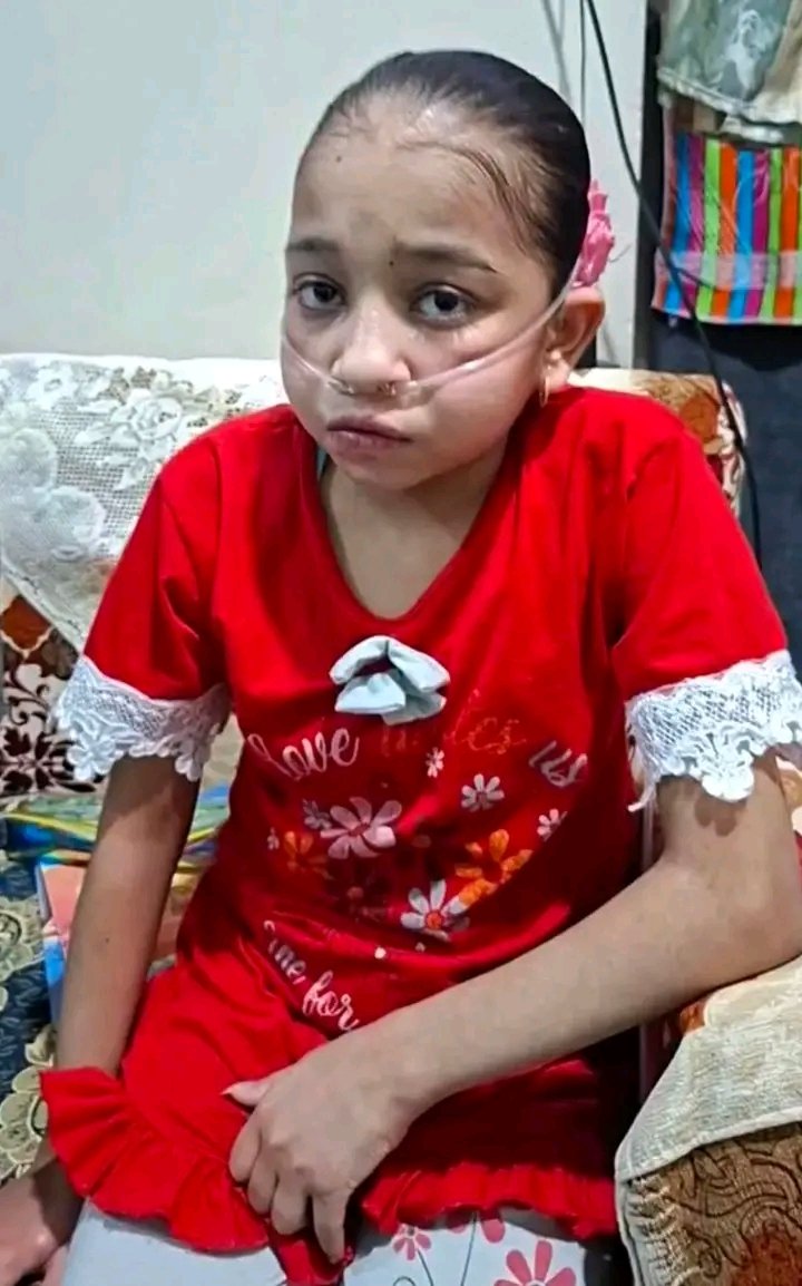 hkem_el's tweet photo. حاله انسانيه صعبه جدا جدا شوفتها بالصدفه قولت انزلها يمكن يكون حد مننا ربنا جعله سبب ان مشكلتها تتحل وتحقق حلمها 
 دي الطفله ندى محمود شافعي  من بني سويف عندها تليف رئوي وضعف في عضلة القلب عايشة على جهاز تنفسي بتشيله على كتفها هى لا بتطلب مساعده ماليه ولا شىء هي بس بتطلب تتعلم  والدها بيقول رغم حرصها على  الدراسة إلا انها بتسقط لغيابها عن التقييمات 
اسرتها بتناشد مديرية التعليم بمراعاة ظروفها 
لان البنت نفسها تتعلم اتمنى صوتها يوصل للوزارة وتراعي ظروفها