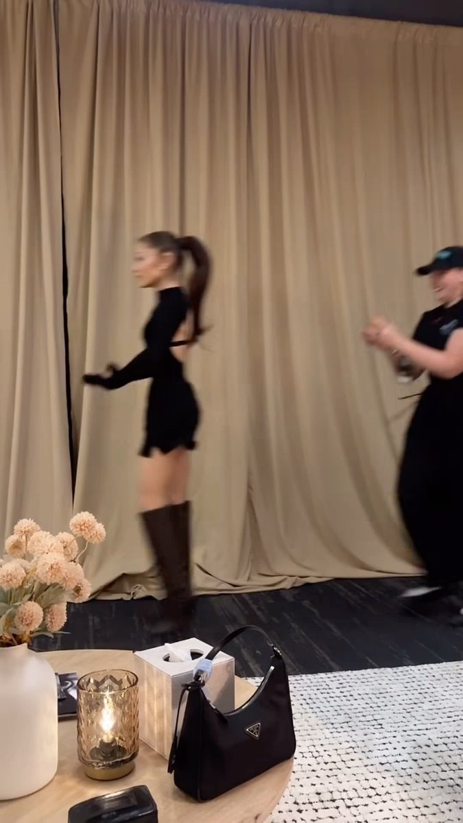thinkingboutdwt's tweet photo. the potential this had as a tour outfit https://t.co/ub9LsC6Aed