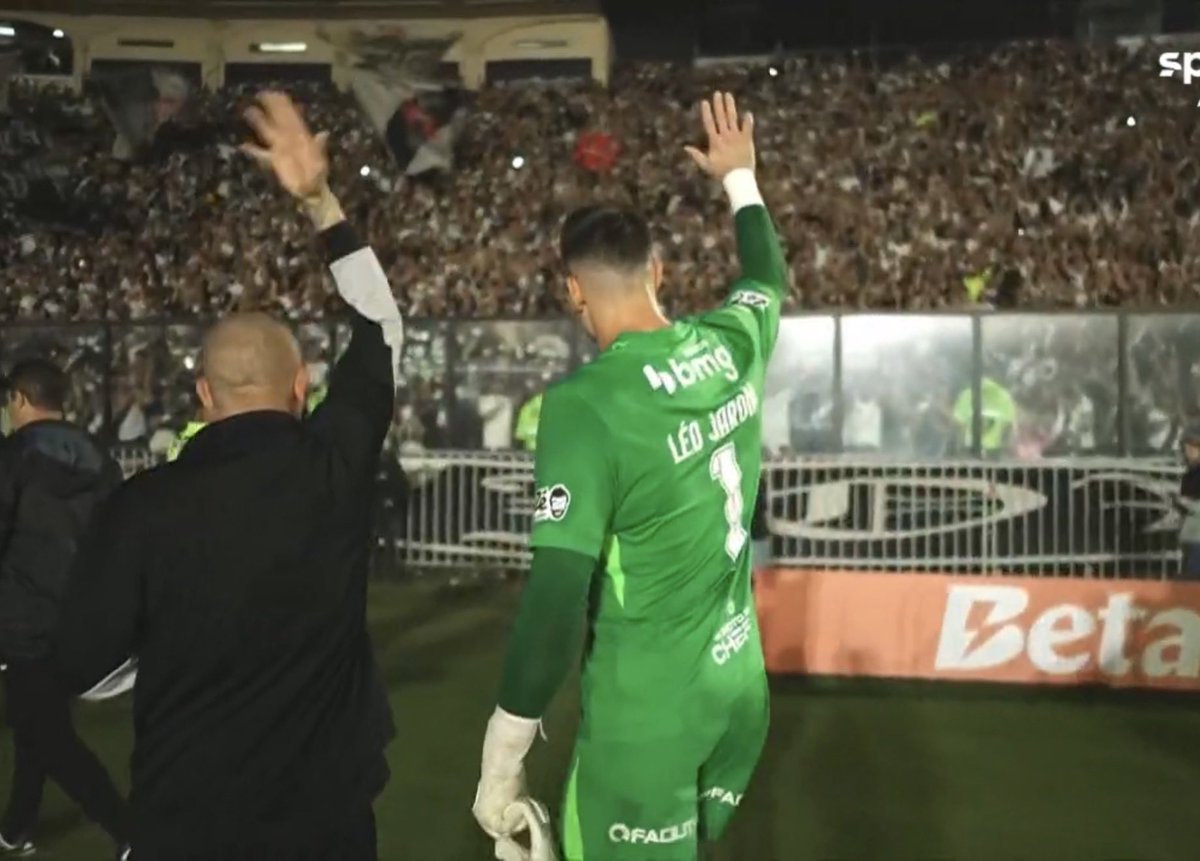 oficialsincerao's tweet photo. Léo Jardim merece sim as vezes passada de pano pela torcida do Vasco pelas falhas.

Já salvou muito o time e nunca ficou de sacanagem quando foi cobrado. https://t.co/Eg1QlVs1Lt