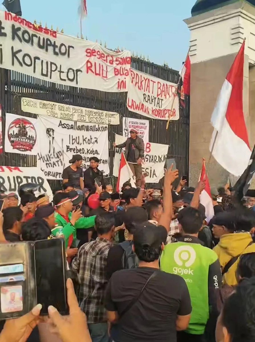 bismillahyuk_'s tweet photo. 🚨 UPDATE: Semakin siang Semakin Semangat aliansi AMPB dan Om botok dalam aksi #demo tuntut pengesahan RUU Perampasan aset 

Tempat 📍: Gedung DPR RI 
Waktu 🕦: Kamis, 27 Agustus 2027 https://t.co/kh0posadi2