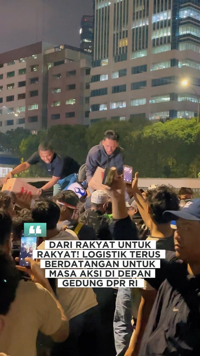 stlovve's tweet photo. DARI RAKYAT UNTUK RAKYAT, SELALU ‼️‼️

pasokan logistik dari tadi malam hingga pagi ini terus berdatangan dari para relawan, mereka pake duit mereka sendiri buat beli semua pasokan ini! SEKALI LAGI, DUIT SENDIRI‼️‼️❤️‍🔥❤️‍🔥

limpahkanlah rezeki orang orang baik yg mendukung keadilan Ya Allah, Aamiin. ayo kawal terus perjuangan ya guys, ini semua rakyat udah berusaha bersuara. 🤍✨️