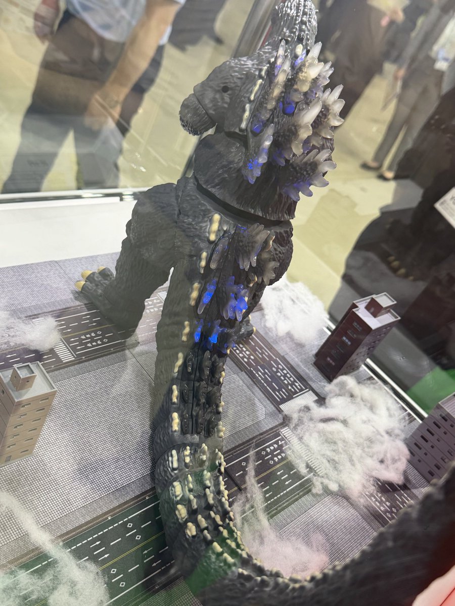 Hobby_JAPAN_Web's tweet photo. 「#TOKYOおもちゃショー2026」レポート

ハピネットブースに
「ゴジラ」のラジコンが降臨ッ‼︎

歩く！光る！咆える！のギミックを搭載し、さらに煙も吐く最新ゴジラトイが初展示！

#ゴジラ ＃Godzilla https://t.co/IB6KX7tUvb