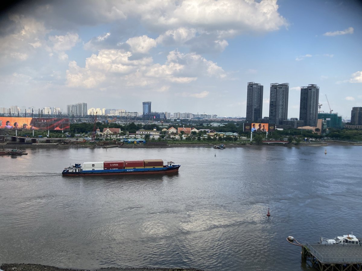 original_togo's tweet photo. マジェステックホテル•サイゴンの8階にあるルーフトップバー　M barからの景色

サイゴン川の勇壮な眺めを見ながら、サイゴンビールとナッツ、ポテトフライをいただきました🍺

暑さは日本が上だけど、湿気はホーチミンの方が辛かった💦 https://t.co/Ox0wb4YZUa