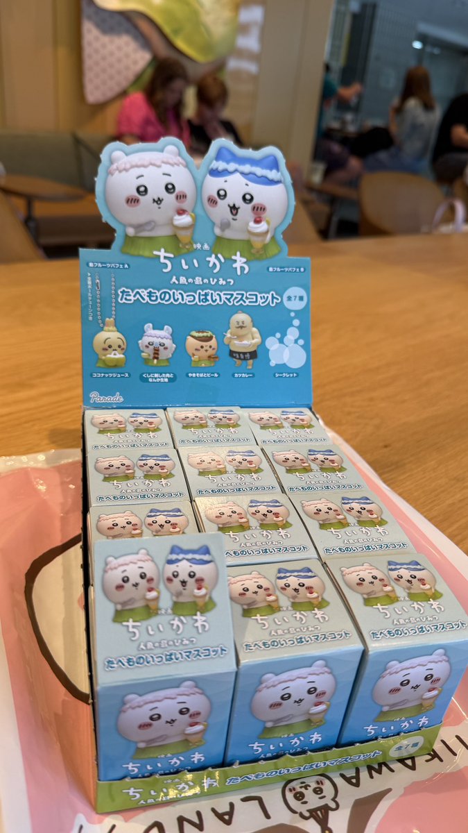 umanushi_u39's tweet photo. 【ちいかわ　たべものいっぱいマスコット】
配置の参考

奥
123
456
789
111213
手前

1.2 モモンガ
4.5 うさぎ
7.8 ハチワレ
11.12 ちいかわ
9.13 くりまんじゅう
6 しまじろう
3 シークレット https://t.co/xji63jdI0E