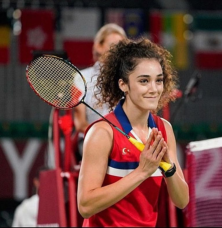 FB_Kadin_Spor's tweet photo. Milli sporcumuz Neslihan Arın, 2026 Akdeniz Oyunları badminton kadinlarda şampiyon oldu. https://t.co/A86W2xINse