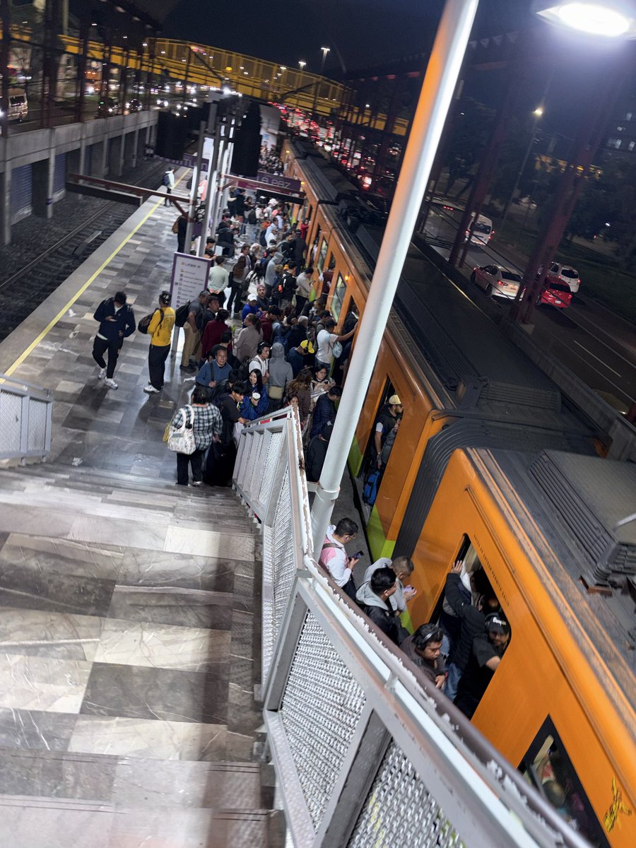IsabeauHe's tweet photo. Ya se está atascando tepalcates dirección La Paz, ahora ¿cuál es el problema? Si no ha llovido @MetroCDMX https://t.co/72lEINYphZ
