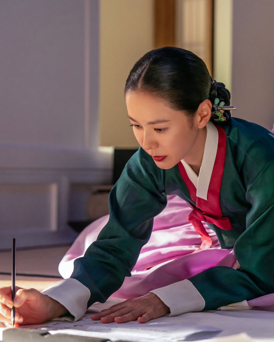 sonyejinpics's tweet photo. son yejin’s beauty in hanbok https://t.co/IAZu1pmMoB