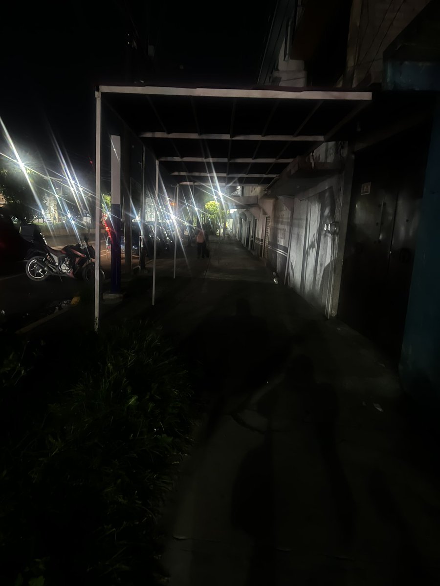 LicRafaCaporal's tweet photo. @TlahuacRenace insisto así se ve en realidad entre calle José Bernal y av Tláhuac para los que bajamos del metro sumamente solo y oscuro arréglenlo por favor https://t.co/0eh2BFmmOv