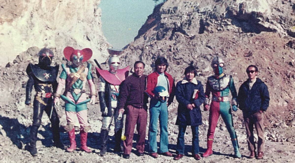 Yamato_Hikaru's tweet photo. ＃キカイダー01 のクランクアップ記念ショット♪ 本編カメラマンの ＃相原義晴 さんご撮影。じつは ＃ワルダー 様殉職（？）回のラストシーンで ＃ゼロワン の撮影は全編終了したのでした。

ではおはようございます🤖📸

＃石ﾉ森章太郎 https://t.co/RdS7cIe7g5