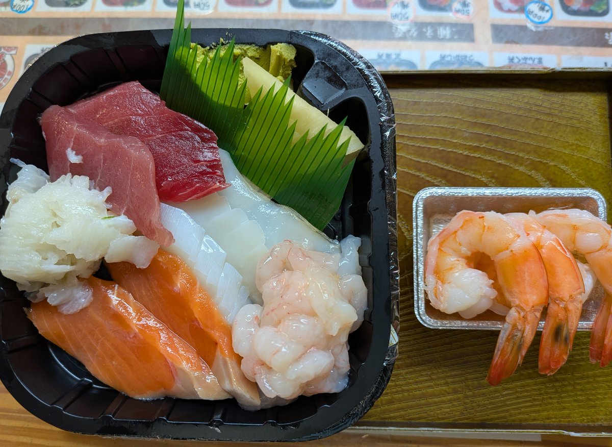 ssdonmaru's tweet photo. おはようございます、笹塚丼丸です☁
本日の日替りは『ジャンボボイルエビ入りネタ6種丼』です
普段使いのボイルエビよりボリュームがあってよりエビの旨さを感じる事が出来ますよ♪　

✳明日都合により10時半開店です。
　よろしくお願いします https://t.co/PPs3scGBd6