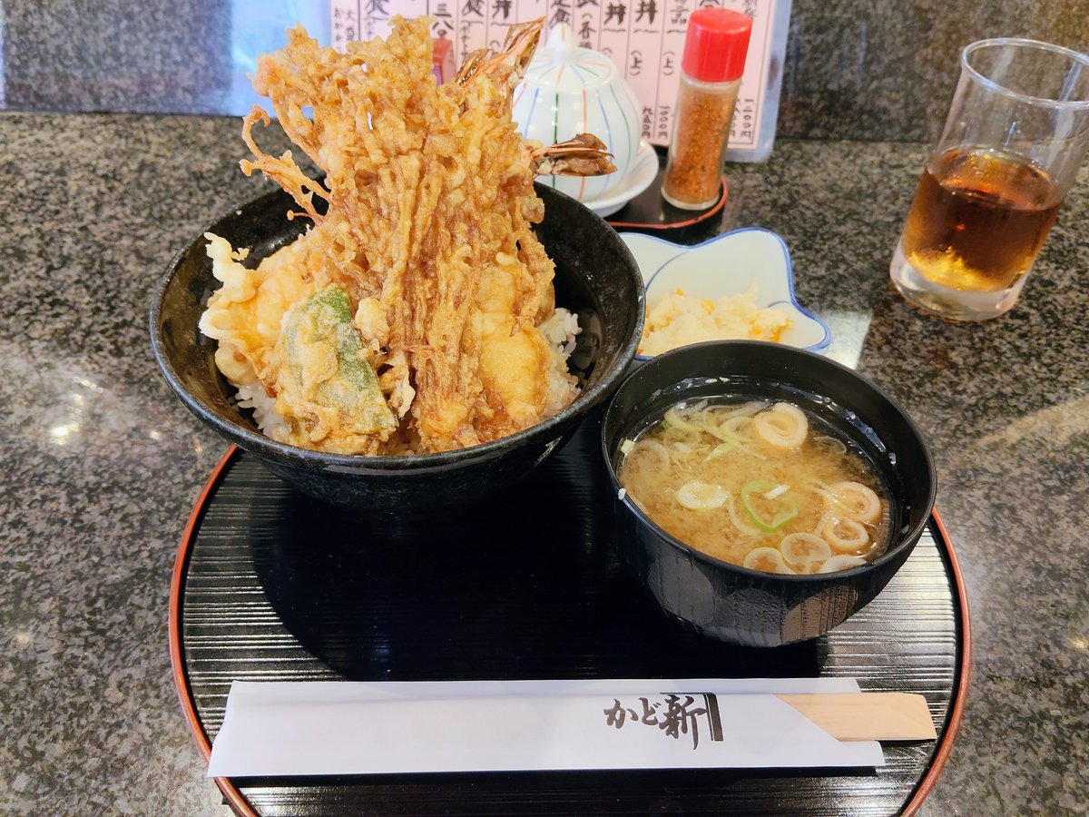 bluefish5673's tweet photo. かど新で上天丼！！
隠れちゃってるけど海老天３本満足っす😁😁😁
#かど新　#新宿 https://t.co/f2x2P0PNJ4