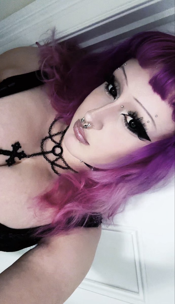 d0mpr1ncess's tweet photo. i’ll put you in debt and you’ll thank me 😵‍💫 https://t.co/8TcIHHEnkh