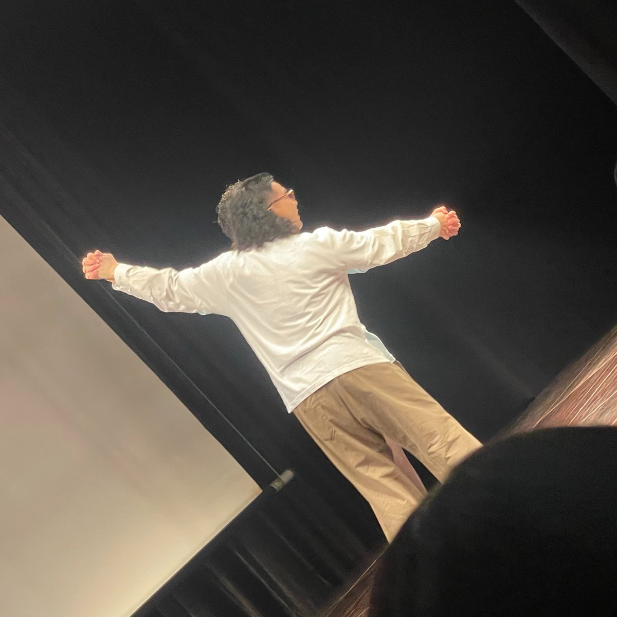 days_1500's tweet photo. メイク後の零士さんの顔めちゃくちゃわらった！！！

ケツメイシ(生歌)流れたとき(わたしと)同級生すぎた🐬✨ 

1.同じもの食べてるからシルエットがおなじのため零士さんはﾔｰﾁｰに飲み込まれ(いちばん端にいた角度のせい)

2.ﾔｰﾁｰのカメラ目線有

3.4.ｳﾏﾒｼ

#粉吹いてんのかよ 
#痰零士 https://t.co/YP8OAQM94w