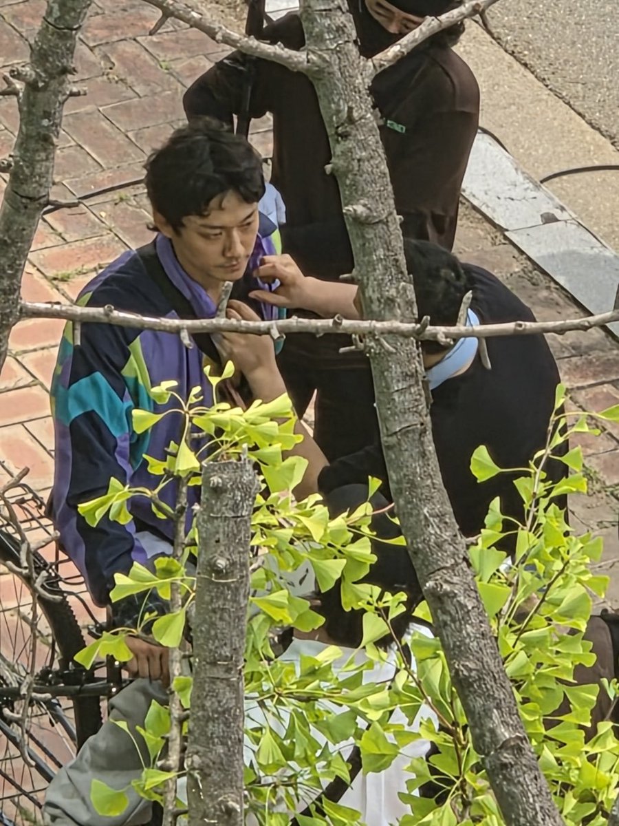 LDH_UPDATE's tweet photo. Lee Do Hyun is seen filming <우리 태양을 흔들자 / Let's Shake Our Sun>

#LEEDOHYUN #이도현 #우리태양을흔들자
🖇https://t.co/8RyJ8VXhFp https://t.co/jCuiFv8ig2