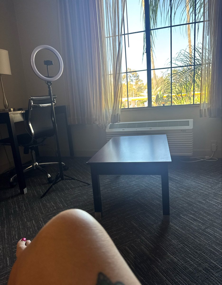 GoddessGush79's tweet photo. This window overlooked the pool and just beyond the pool, a busy gas station, right off a major road. 😈🌶️

Chudai 

https://t.co/E1QkIHtHXJ https://t.co/eMQkfjLQWk