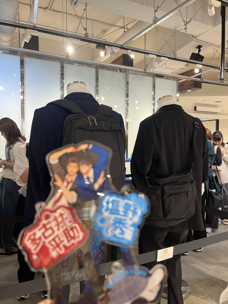 operablue084's tweet photo. はぁ⋯✨️
最高の空間だった⋯
狭いけどその分ぎゅっとしてて満足♡
すう先生の〇〇も。
会場横の写真、後ろのイラストも全部最高！眼福⋯✨️
一人黙々と強火ファン(撮影)していました。
並んでいた時話してくれた方嬉しかった♡
ガチャも後ほどアップ⋯
わたしの塩野愛が⋯
 #キスあと https://t.co/scSydmDJsw
