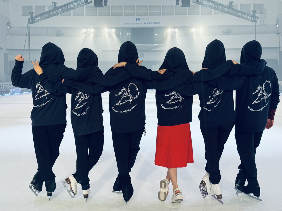 AyakaHirahara1's tweet photo. 正解は、こちら！

#荒川静香 ちゃんのアイスショー
『Friends on Ice』20周年のために
プレゼントした楽曲
「Friends on Ice」に合わせて
名スケーターたちが滑ります！

レジェンドメンバーが参加する
ここでしか見られないスペシャルナンバー
振付は #村元哉中 ちゃんです！

9月9日発売の
アルバム「my Orchestra!」よりも先に
アイスリンクで先行発表です！

歌詞の中にある
“まだ 溶けないで”

きっと、スケートを愛する人なら
その意味がわかるはず。

とびっきりの愛情を込めて作った
「Friends on Ice」
ぜひ、アイスリンクで体験してください。

泣けます。

￣￣￣￣￣￣￣￣￣￣￣￣￣￣￣￣￣￣
『三井住友信託銀行 presents
フレンズオンアイス2026』

【開催日時】
8月28日（金）、8月29日（土）、8月30日（日）
昼公演：開場時間 10:30　開演時間 11:30
夜公演：開場時間 15:00　開演時間 16:00

【会場】
KOSÉ新横浜スケートセンター
神奈川県横浜市港北区新横浜2-11

【出演者】
荒川静香
高橋大輔
村元哉中
本田武史
鈴木明子
本郷理華
宮原知子
坂本花織
田中刑事
織田信成（8月28日(金) 11:30 / 16:00公演、8月29日(土) 11:30 / 16:00公演のみ）
青木祐奈
山下真瑚（8月28日(金) 11:30 / 16:00公演のみ）
山本草太（※出演見合わせ）
長岡柚奈&森口澄士（※出演見合わせ）
シェイリーン・ボーン・トゥロック（※出演見合わせ）
ジェレミー・アボット
ステファン・ランビエル
ジェイソン・ブラウン
ケイトリン・ウィーバー&ベン・アゴスト

【友情出演】
宮本賢二［全日程］
有川梨絵［8月28日（金）11：30公演］
田村岳斗［8月28日（金）11：30公演］
中野友加里［8月28日（金）11：30公演、8月28日（金）16：00公演、8月30日（日）16：00公演］