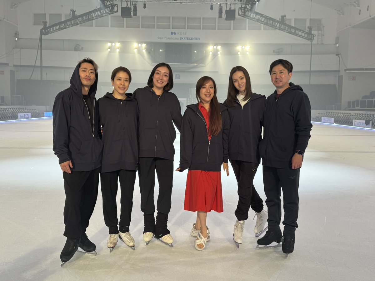 AyakaHirahara1's tweet photo. 正解は、こちら！

#荒川静香 ちゃんのアイスショー
『Friends on Ice』20周年のために
プレゼントした楽曲
「Friends on Ice」に合わせて
名スケーターたちが滑ります！

レジェンドメンバーが参加する
ここでしか見られないスペシャルナンバー
振付は #村元哉中 ちゃんです！

9月9日発売の
アルバム「my Orchestra!」よりも先に
アイスリンクで先行発表です！

歌詞の中にある
“まだ 溶けないで”

きっと、スケートを愛する人なら
その意味がわかるはず。

とびっきりの愛情を込めて作った
「Friends on Ice」
ぜひ、アイスリンクで体験してください。

泣けます。

￣￣￣￣￣￣￣￣￣￣￣￣￣￣￣￣￣￣
『三井住友信託銀行 presents
フレンズオンアイス2026』

【開催日時】
8月28日（金）、8月29日（土）、8月30日（日）
昼公演：開場時間 10:30　開演時間 11:30
夜公演：開場時間 15:00　開演時間 16:00

【会場】
KOSÉ新横浜スケートセンター
神奈川県横浜市港北区新横浜2-11

【出演者】
荒川静香
高橋大輔
村元哉中
本田武史
鈴木明子
本郷理華
宮原知子
坂本花織
田中刑事
織田信成（8月28日(金) 11:30 / 16:00公演、8月29日(土) 11:30 / 16:00公演のみ）
青木祐奈
山下真瑚（8月28日(金) 11:30 / 16:00公演のみ）
山本草太（※出演見合わせ）
長岡柚奈&森口澄士（※出演見合わせ）
シェイリーン・ボーン・トゥロック（※出演見合わせ）
ジェレミー・アボット
ステファン・ランビエル
ジェイソン・ブラウン
ケイトリン・ウィーバー&ベン・アゴスト

【友情出演】
宮本賢二［全日程］
有川梨絵［8月28日（金）11：30公演］
田村岳斗［8月28日（金）11：30公演］
中野友加里［8月28日（金）11：30公演、8月28日（金）16：00公演、8月30日（日）16：00公演］