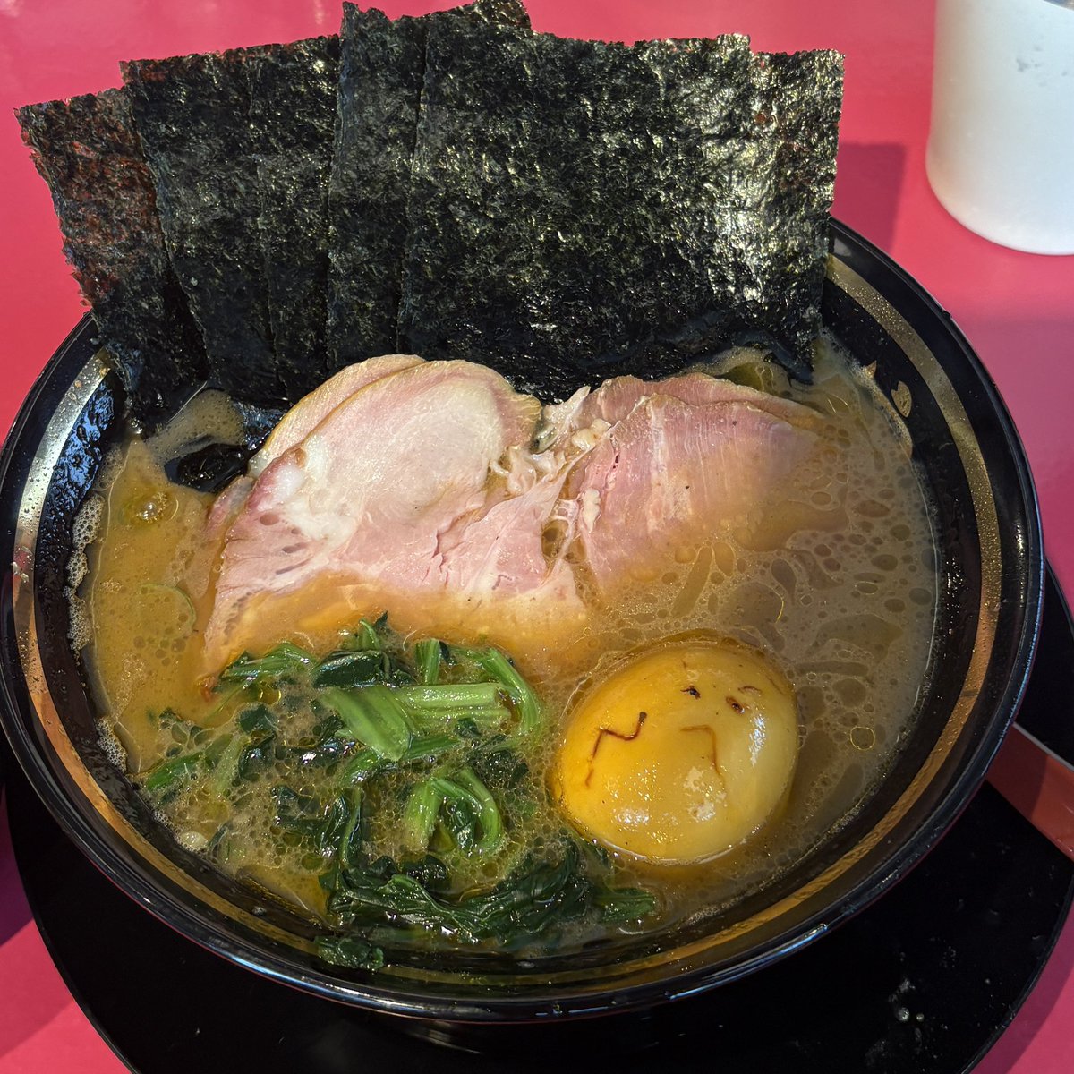 MSS6454's tweet photo. #我道家直系ふたみ家 

プレオープン初めて行ったんで券売機なんか分かりずらかった
でもチャーシュー丼無料はお得
スープめっちゃうまいやん
他のもまた食べたい
麺も硬め好き

足短いんで椅子座りにくかったけどうまかったんでまた来よう https://t.co/7jtmrlMiVH