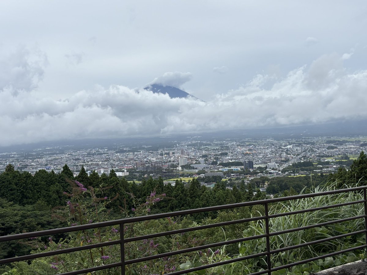 Fujimatsucafe's tweet photo. 本日は富士山の頭が少しだけ見えています🗻✨
雲の合間からちょこんとのぞく富士山を眺めながら、
富士松カフェでランチやデザートを楽しみませんか？☕️🍰
ぜひ、ゆっくりひと息つきにお越しください😊
#カフェ https://t.co/yQScGSpetb