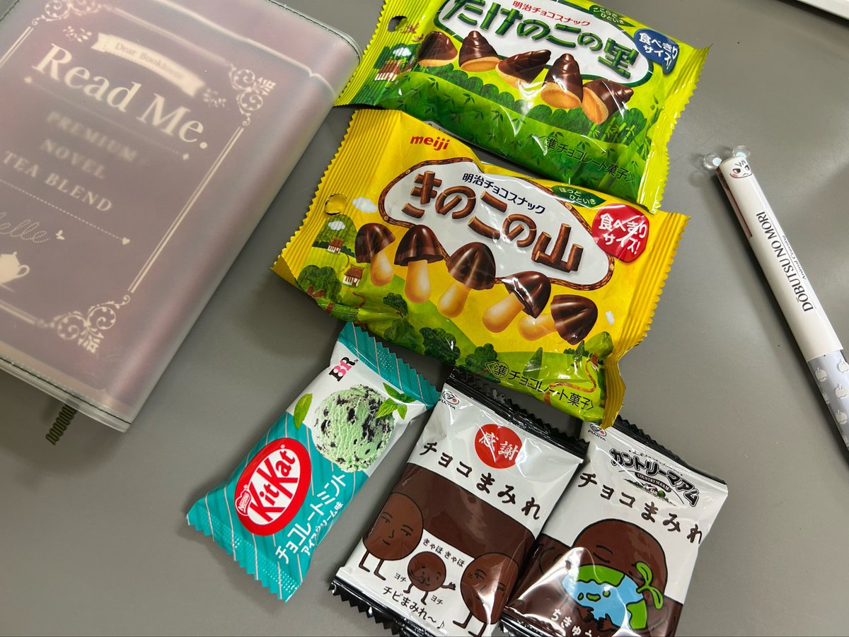 amamiya_rin0615's tweet photo. つなぎでお菓子いろいろ
もらってきたー🍪✨️

前の人終わるの待ちー https://t.co/XQLekeRrYv